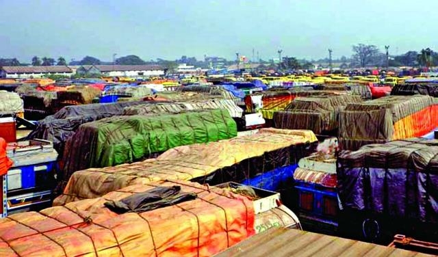 Hundreds of trucks loaded with imported perishable goods worth several crores of taka remained stranded at Benapole border due to hartal and blockade for many days. This photo was taken on Tuesday.
