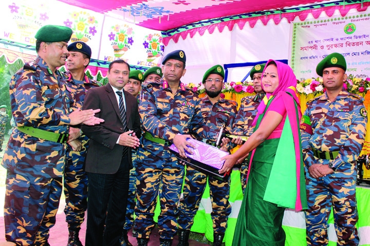 GAZIPUR: Maj Gen Md Nazim Uddin, DG, Ansar & VDP handing over a sewing machine at the concluding ceremony of fashion and design training at Nowabgonj in Gazipur on Thursday . A DG Brig General Md. Jashim Uddin, D D G (Training) Md. Forquan Uddin Ahmed, D