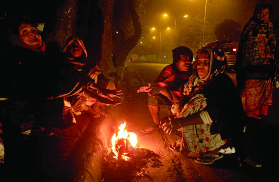 Being hit by severe cold amid dense fog many poor people had resorted to warming them in open air fire on the road. This photo was taken from Ramna area on Wednesday.
