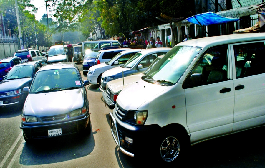 City started to witness fresh parking hazards after the end of blockade and hartal by 18-party alliance. This photo was taken from west side of Secretariate on Sunday.