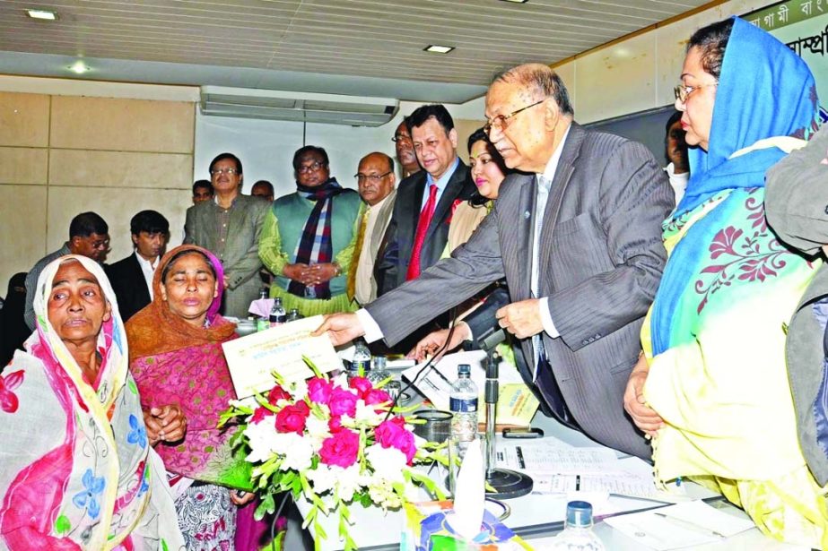 The Federation of Bangladesh Chambers of Commerce and Industry (FBCCI) has donated Tk 50000 to each of the families of the victims of brutal arson attack during the recent political violence. FBCCI president Kazi Akram Uddin Ahmed handed over the cheques