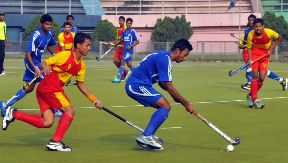 A scene from the match of the Green Delta Insurance Premier Division Hockey League between Usha Krira Chakra and Azad Sporting Club at the Moulana Bhashani National Hockey Stadium on Monday.