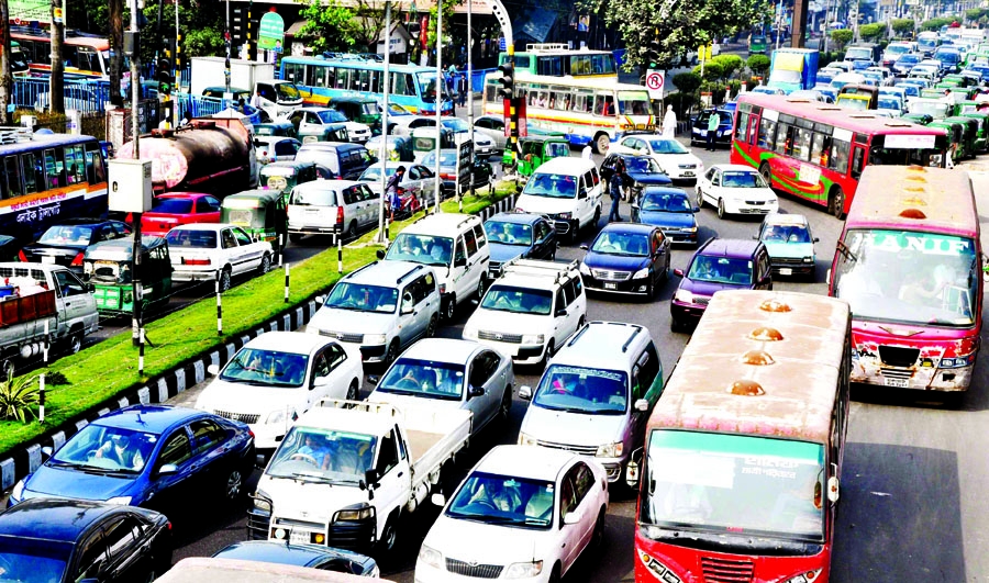 City experienced staggering traffic gridlock on Monday due to 18-party alliance's rally held at Suhrawardy Uddyan.