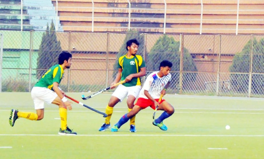 A view of the match of the Green Delta Insurance Premier Division Hockey League between Sadharan Bima and Sonali Bank S&RC at the Moulana Bhashani National Hockey Stadium on Tuesday.