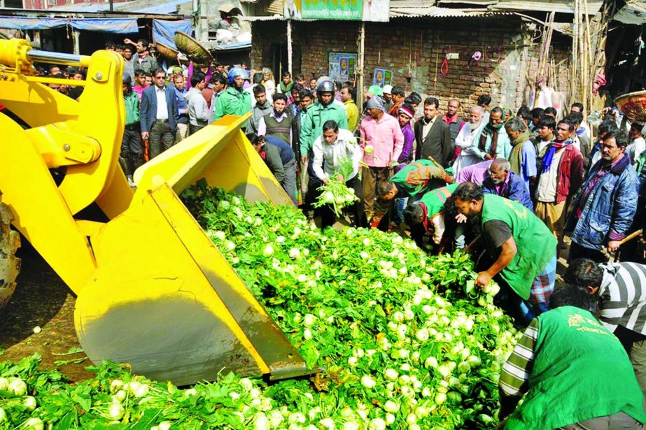 Dhaka City Corporation in a drive at city's Kawran Bazar evicted unauthorised make-shift shops on Tuesday.