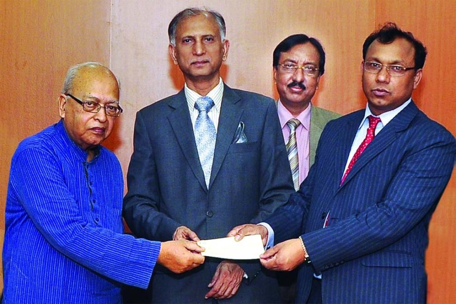Dr Borhanuddin Khan Jahangir, husband of late Nujhat Jahangir and former professor of the Department of Political Science of Dhaka University handing over a cheque for Tk. 5 lakh to the university Treasurer Prof Dr Md. Kamal Uddin on Monday at the Vice-