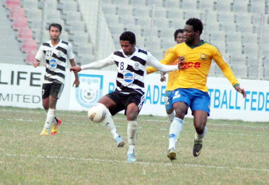 A moment of the football match of the Bangladesh Premier League between Dhaka Mohammedan Sporting Club Limited and Sheikh Jamal Dhanmondi Club at the Bangabandhu National Stadium on Wednesday.