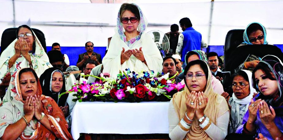BNP Chairperson Begum Khaleda Zia along with others offering Akheri Munajat of the first phase of Bishwa Ijtema in Tongi on Sunday.