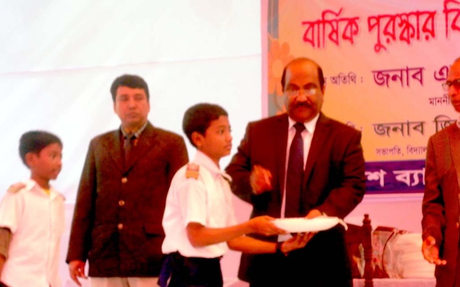 S. K. Sur Chowdhury, Deputy Governor of Bangladesh Bank giving away prizes among the winners of the annual sports competition of Bangladesh Bank High School, Faridabad branch in the city on Friday.