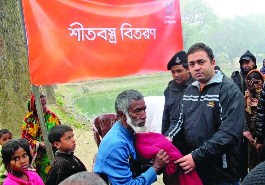 Iftekhar Azam Shafin, PR and Communication Associate Manager, of Banglalink distributing warm clothes among the cold-hit poors of the country recently.