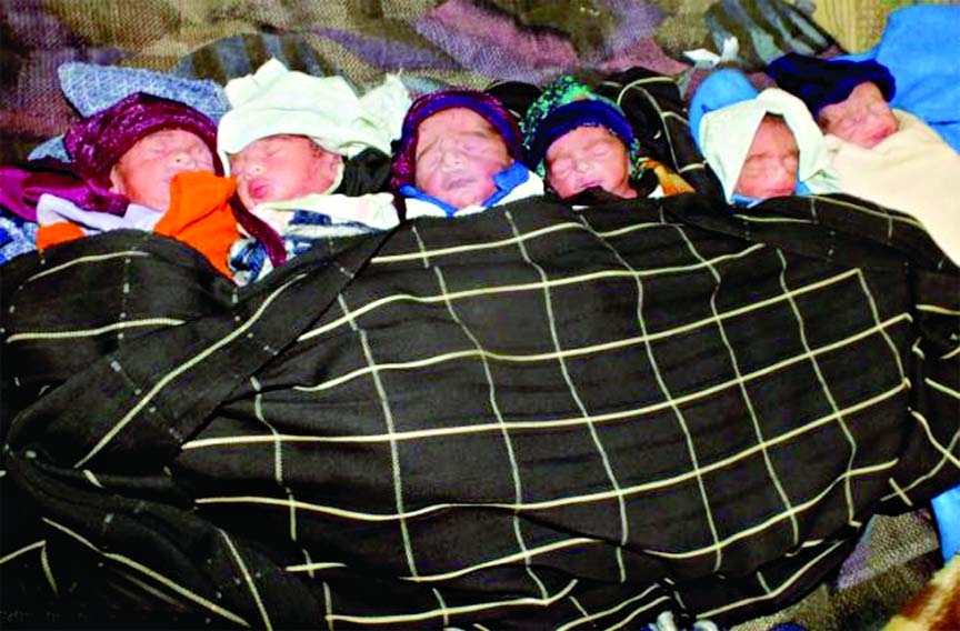 A Pakistani woman has given birth to six children, two boys and four girls in Pakistan.