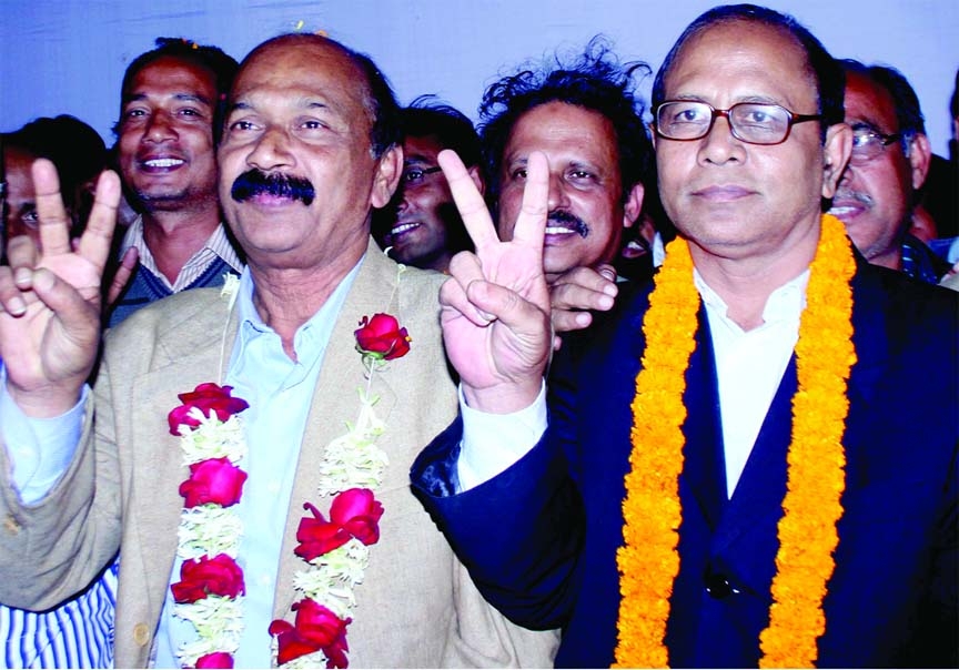 Newly elected President and General Secretary of Dhaka Union of Journalists (DUJ) Altaf Mahmud and Quddus Afrad respectively along with others showing Victory (V) sign at the National Press Club in the city on Thursday.