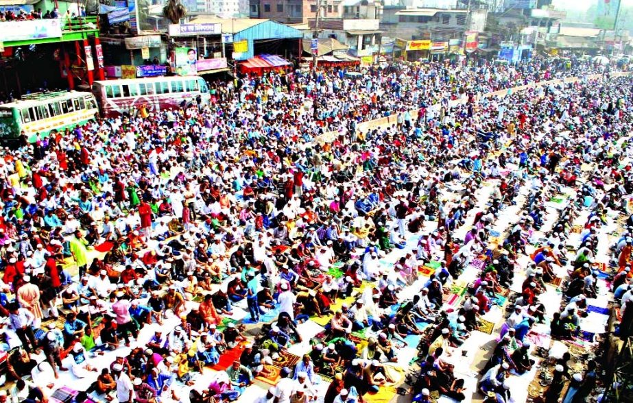 The second phase of Biswa Ijtema kicked off on the bank of Turag river in Tongi with Jumma prayers. Photo shows lakhs of devotees gathered on the highways beside the Ijtema venue on Friday.