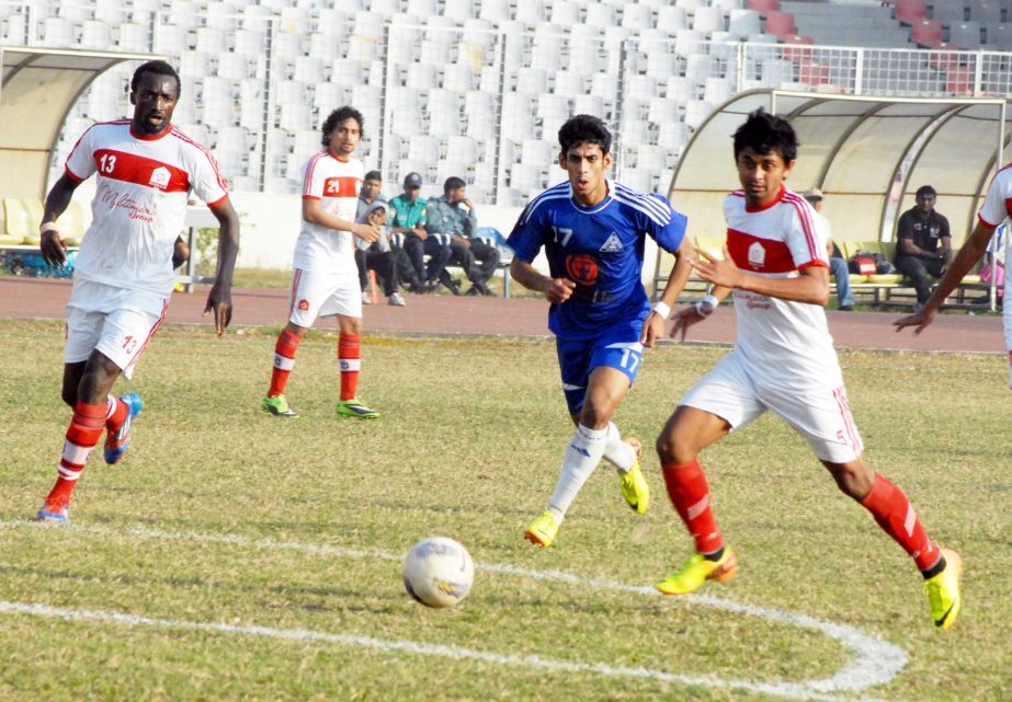 A scene from the football match of the Bangladesh Premier League between Uttar Baridhara Club and Soccer Club, Feni held at the Bangabandhu National Stadium on Saturday.