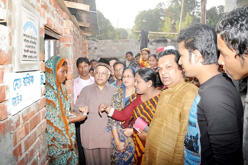 CCC Mayor M Monzoor Alam distributing 11 semi-pucca houses among the fire victims at Ambagan area in Chittagong yesterday.