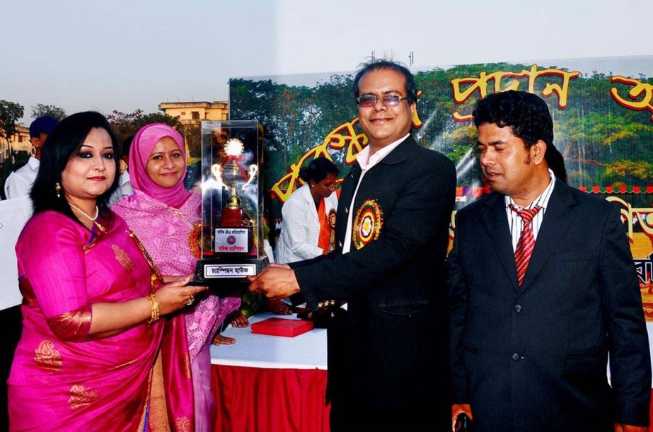 Nabina Mizan, wife of Area Commander, Head Quarter Log Area Major General Mizanur Rahman Khan handing over the champions trophy to the team leader of Kaikobad House, which became champions of the Annual Sports Competition of Adamjee Cantonment Public Scho