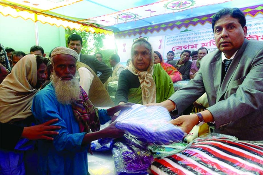 Bangladesh House Building Finance Corporation (BHBFC), as part of its CSR activities, has distributed blankets among the cold-stricken people in Nalitabari upazila of Sherpur district. Agriculture Minister Matia Chowdhury distributed the blankets at a fun