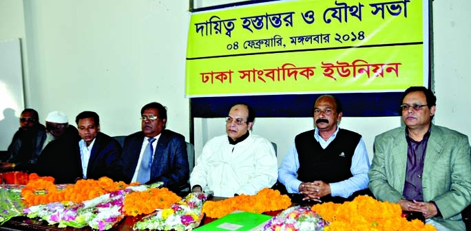 Prime Minister's Media Adviser Iqbal Sobhan Chowdhury along with the newly elected and outgoing leaders of Dhaka Union of Journalists (DUJ) at the charge handing over ceremony at the National Press Club in the city on Tuesday.