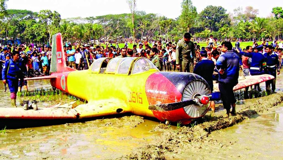 A BAF training plane makes crash-landing into a paddy field in Jessore Sadar upazila on Thursday morning due to technical fault.