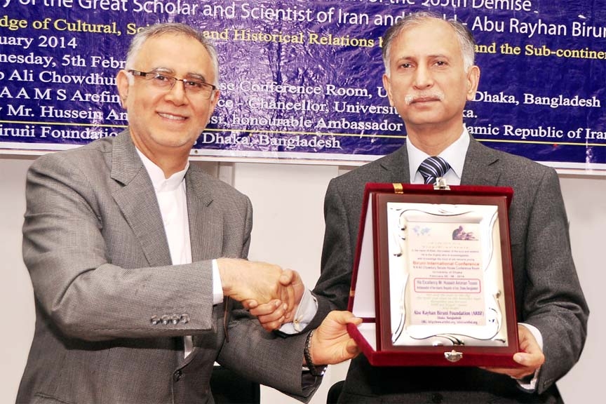 DU Vice-Chancellor Prof Dr AAMS Arefin Siddiq handing over a crest of honour to Iranian ambassador to Dhaka, Hussain Aminian Toshi at the inauguration ceremony of Al-Biruni conference at Dhaka University on Wednesday.