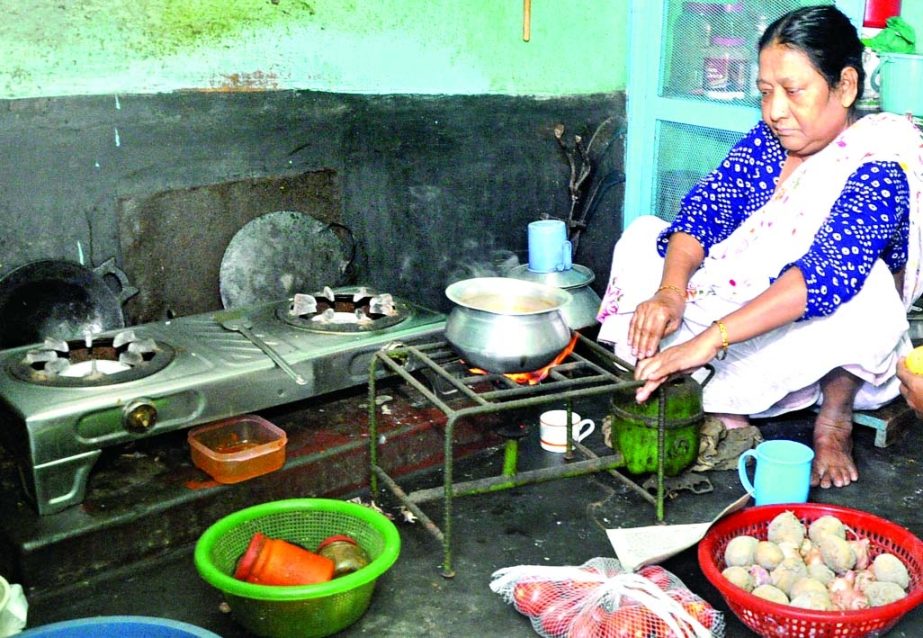 City dwellers resorting to use of kerosene stove for cooking in the wake of gas scarcity for the last several weeks.