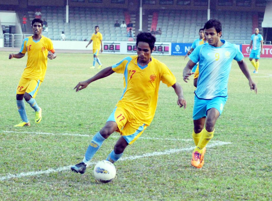 An action from the match of the Nitol Tata Premier Division Football League between Dhaka Abahani Limited and Chittagong Abahani Limited at the Bangabandhu National Stadium on Sunday.