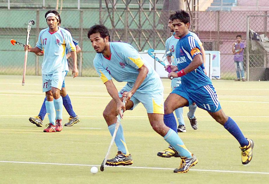 A scene from the Super League match of the Green Delta Insurance Premier Division Hockey League between Abahani Limited and Usha Krira Chakra held at the Moulana Bhashani National Hockey Stadium on Sunday.