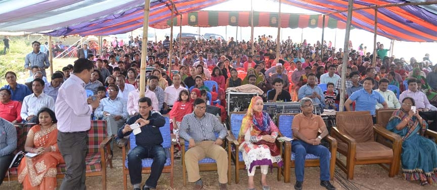 The annual picnic of Karnaphuli Gas Distribution Co Ltd was held at Kaptai"Zibtoli Resort"" recently. Family members of KGDCL officers and staff participated in the day-long picnic. Chairman of KGDCL Managing Board Dr. Mohammed Hossain Monsur attended as"