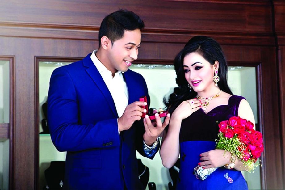 'Apan Jewelers, the biggest Jewelers Shop in Bangladesh, has a new offer of diamond jewelry on the occasion of Valentines day & International Mothers Language Day. Customers will get a maximum of 30 percent discount of diamond under this offer. The offer
