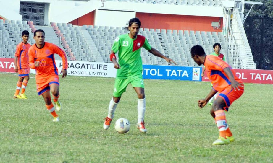 An action from the match of the Nitol Tata Bangladesh Premier Football League between Brothers Union Limited and Team BJMC at the Bangabandhu National Stadium on Monday.