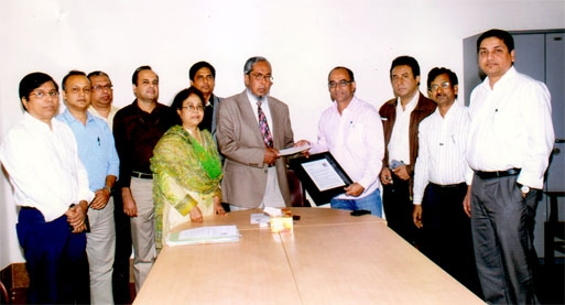 Forum 86 Batch BUET Alumni handed over a cheque of Tk. 10 lakh to Prof. Dr. S.M. Nazrul Islam, Vice-Chancellor of BUET for Architect Shafiul Azam Manju Memorial Award on Monday at the latter's office. Shafiul Azam Manju who was a BUET Alumni and also a m