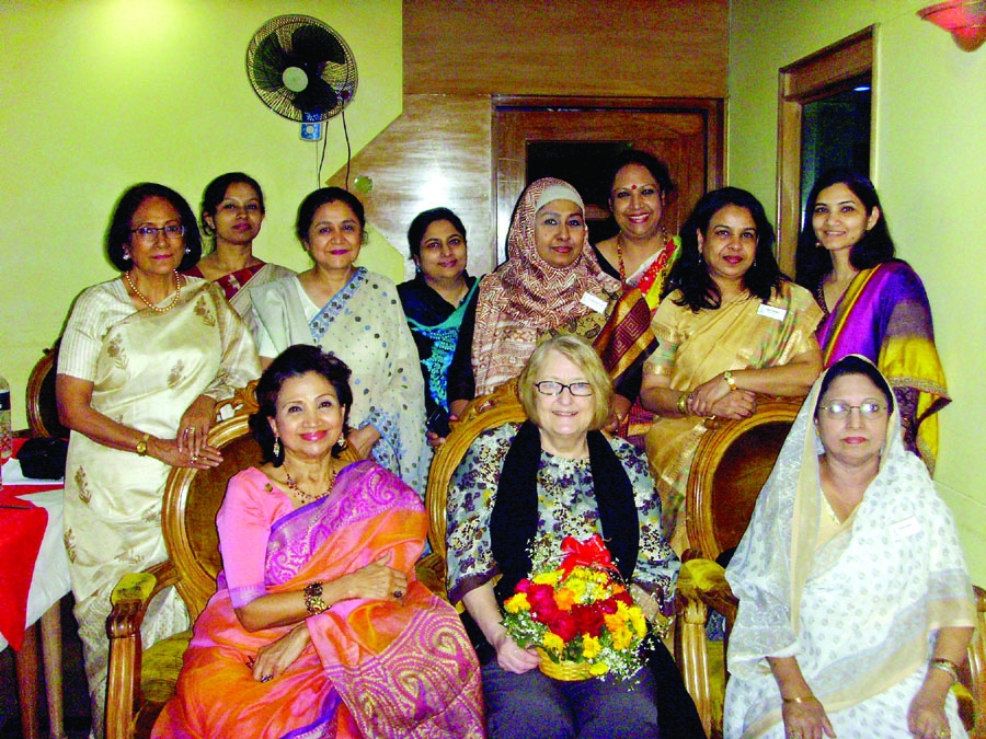 Jackie Palin, Federation Assistant Programme Director of Soroptimist International of Great Britain and Ireland (SIGBI) poses with the volunteers of Soroptimist clubs in Dhaka recently.