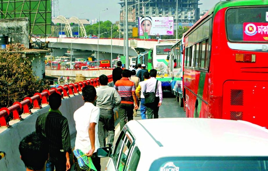 The Jatrabari-Gulistan flyover which was opened to traffic recently experienced 10km-long gridlock on Wednesday. Photo shows passengers abandoned their vehicles and started walking to their destinations.