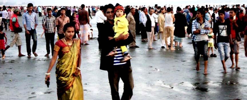 Cox'sBazar Seabeach was crowded with tourists on Valentine Day on Friday.