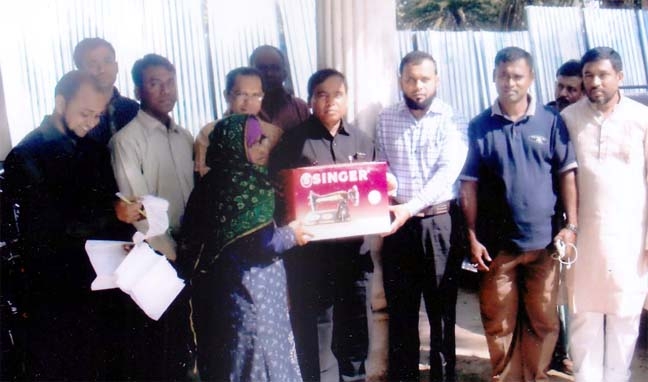 Md Saidul Haque, Executive Engineer, Chittagaong Wasa distributing sewing machine to distressed women in Ctg organised by Rouzan Club recently.