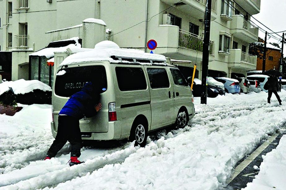 Heavy snow hit Tokyo and snarled traffic on most travelled roads on Sunday. Internet