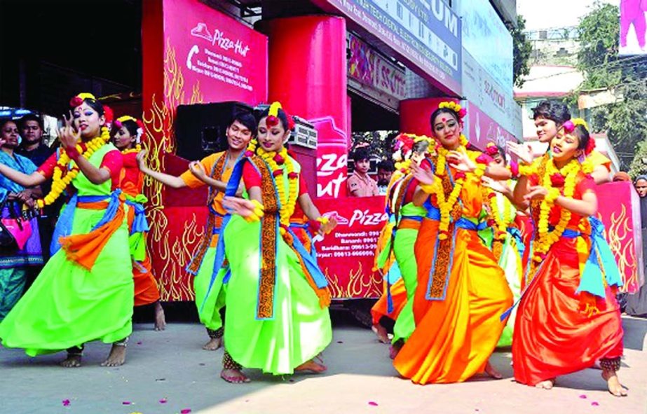 Pizza Hut inaugurates its 4th outlet at Dhanmondi with the slogan "We deliver great Pizzas to your door steps!" recently. The launching ceremony was celebrated with dancing by Nrittyam Dance Group. Akku Chowdhury, Managing Director and CEO of Transcom F
