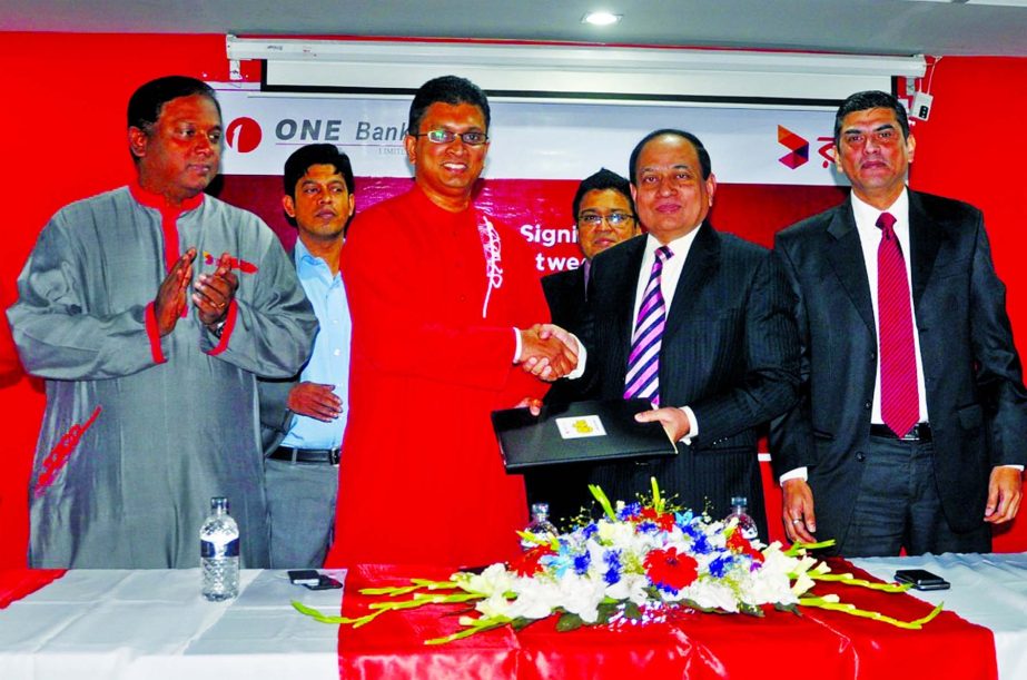 Robi Managing Director & CEO, Supun Weerasinghe, and ONE Bank Ltd. Managing Director, M Fakhrul Alam, signing an agreement to facilitate Mobile Financial Services at the Robi Corporate Office in Gulshan on Wednesday.