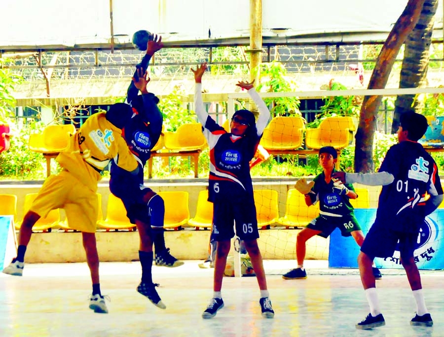An exciting moment of the match of the Milk Man Mini Handball Tournament (Boys' Group) between BAF Shaheen School & College and Dhaka Residential Model School at the Shaheed (Captain) M Mansur Ali National Handball Stadium on Wednesday.