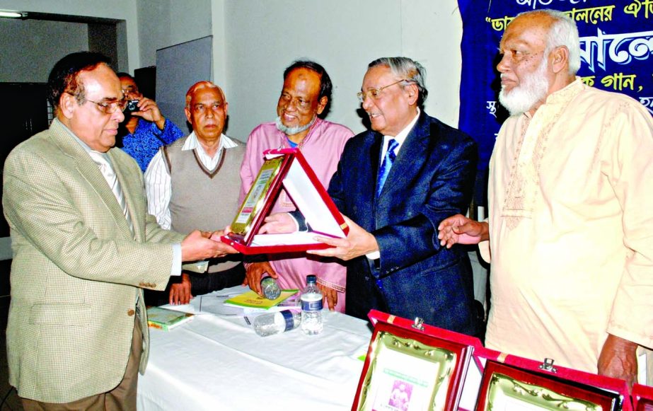 Tamaddun Majlish, a socio-cultural organization, honoured legendary journalist Tofazzal Hossain Manik Mia with the Mother Language Award (Posthumous) for his outstanding contribution in the field of journalism. Barrister Mainul Hosein receiving the award