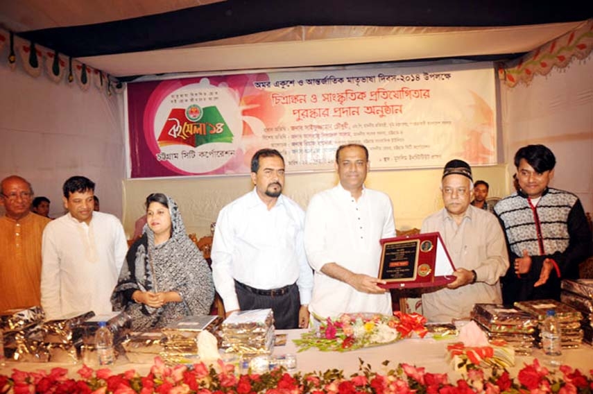 State Minister for Land Saifuzzamam Chowdhury Javed MP distributing prizes among the winners of cultural competition at the end of 13-day Book Fair in Chittagong yesterday.