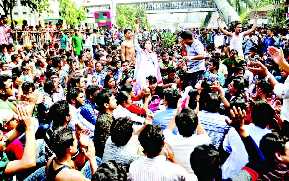 Teachers, students of Jagannath University staged demonstration barricading road in front of Jatiya Press Club yesterday protesting the police atrocities on them.