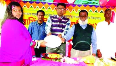 DUPCHANCHIA(BOGRA): Surzo Sen Adhikary, Upazila Assistant Education Officer handing over prizes among the winners of annual sports competition of Talora Abul Kashem High School in Dupchancia on Monday.