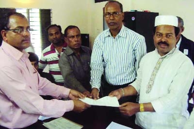 BANARIPARA (Barisal): BNP upazila candidate of Banaripara Golum Mahmud Mahbub submitting nomination paper on Monday.