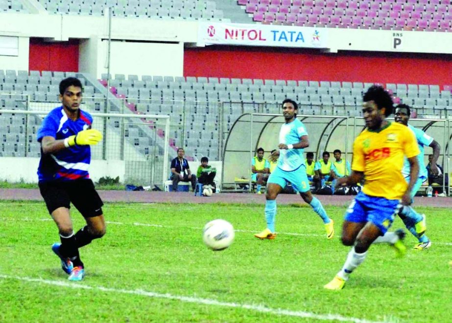 A view of the match of the Nitol Tata Bangladesh Premier Football League between Sheikh Jamal Dhanmondi Club and Dhaka Abahani Limited at the Bangabandhu National Stadium on Tuesday.