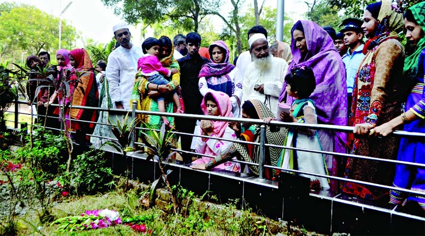 Families of Peelkhana victims paid tributes and placed wreaths on their graves at Banani on the occasion of the 5th anniversary of BDR carnage on Tuesday.