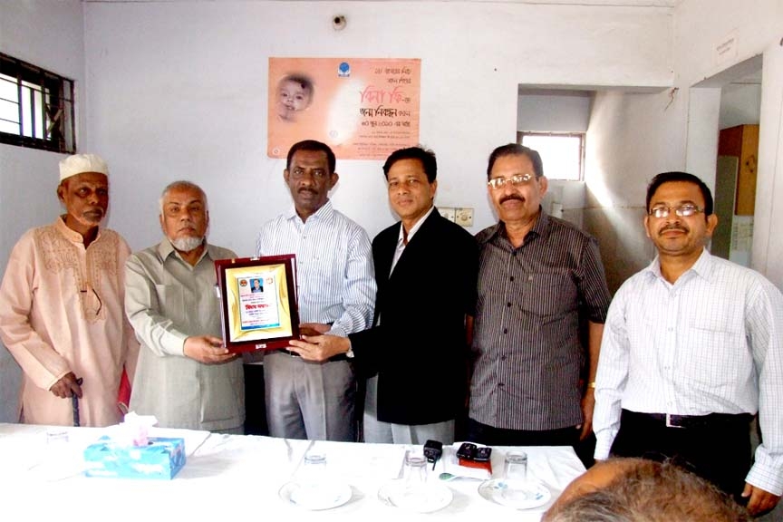 Panel Mayor of CCC Chowdhury Hasan Mahmud Hasni presenting crest to social worker Dr Mohammad Saiful at a reception ceremony in Chittagong yesterday.