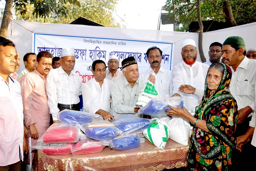 CCC Mayor M Monzoor Alam distributing relief goods among the fire victims at Dumpara in Halishahar in the city yesterday.