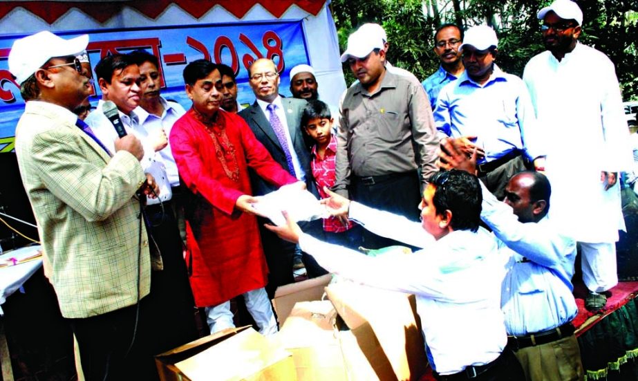 Abdul Jalil, Additional Commissioner, DMP distributing prizes among the winners of sports and cultural competition at the annual picnic of Betagi Progati Forum, Dhaka held at Botanical Garden in the city on Friday. Among others, senior official Md Abdu