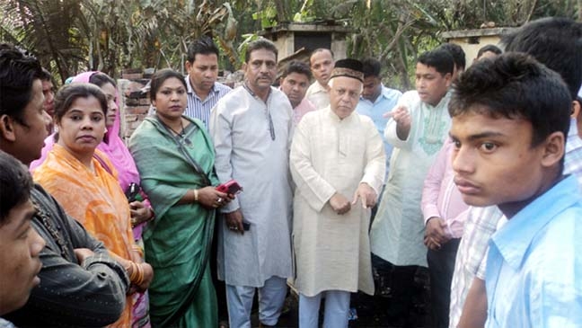 CCC Mayor M Manzoor Alam visited fire damaged houses at Abbaspara in North Halishahar in the city yesterday.